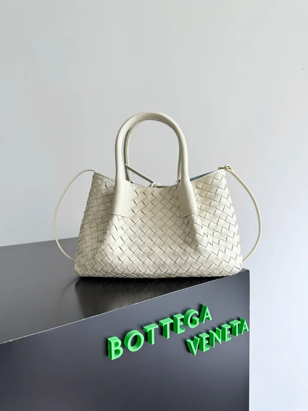 Batch 1660 BOTTEGA VENETA 2025 new product pinacoteca has super soft leather, and the weaving function, practicality and relaxed fashion sense have not fallen behind❤️‍🔥Amway has given sisters a must-have bag when going out. The size of the bag also accurately meets the commuting needs of urban beauties. It can accommodate mobile phones, keys, lipstick, powder, sunscreen, shopping bags...all of it! ! ! 🔥The capacity should not be underestimated~ It does not choose people, clothes, or occasions. With its majestic curved outline, exquisite woven texture, delicate edges and rounded handles, this woven vegetable basket bag truly achieves the goal of "dressing up and being fashionable without getting in the way"~ Are you interested in Jimei? Style number: 819004 Size: 24*15*12cm